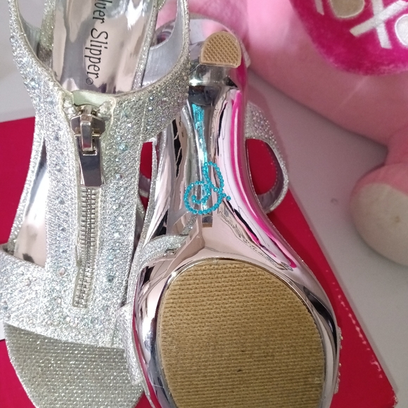 Silver Heels - Picture 5 of 7